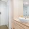 2BR CBD Apt Swimming Pool Sauna SPA CBD
