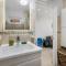 Adeles Apartment with Pool, 5 minutes walk to the beach