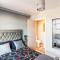 Luxury House 4 ensuite bedrooms, free parking ,wifi