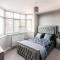 Luxury House 4 ensuite bedrooms, free parking ,wifi