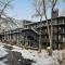 Chateau Roaring Fork 24, Remodeled Condo w River Views, Large TVs, Fireplace, Near Gondola! - أسبين