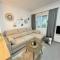 Palm Paradise retreat: 2Bedroom apt with Pool View