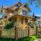 Secluded Patio Cottage Right By All The Action - Portland