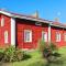 Holiday Home Laattajan hirsipirtti by Interhome