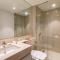 Spacious and Overlooking Burj & Fountains - Dubaj