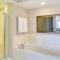 Biloxi Condo with Pool Access - Steps to Beach! - 比洛克西
