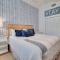Cozzi Cottage located only steps to the white sandy beaches complete with rooftop terrace - هولمز بيتش