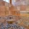 Cozzi Cottage located only steps to the white sandy beaches complete with rooftop terrace - هولمز بيتش