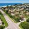 Cozy Condo less than 3 min walk to White Sandy Beaches - هولمز بيتش