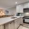 Cozy Condo less than 3 min walk to White Sandy Beaches - هولمز بيتش