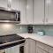 Cozy Condo less than 3 min walk to White Sandy Beaches - هولمز بيتش