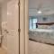 Cozy Condo less than 3 min walk to White Sandy Beaches - هولمز بيتش