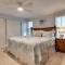 Cozy Condo less than 3 min walk to White Sandy Beaches - هولمز بيتش