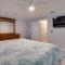 Cozy Condo less than 3 min walk to White Sandy Beaches - هولمز بيتش