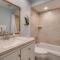 Cozy Condo less than 3 min walk to White Sandy Beaches - هولمز بيتش