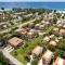 Cozy Condo less than 3 min walk to White Sandy Beaches - هولمز بيتش