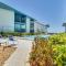 Beach front view and only steps to the white sandy beach - هولمز بيتش