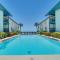 Beach front view and only steps to the white sandy beach - هولمز بيتش