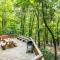 Huge Cabin w Hot Tub, Deck, Grill, Fire Pit, WiFi