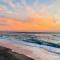 Miles of Private Beach-4BR Beach Access Cottage with SUPs Kyaks-Pets Ok