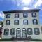 The Grayson at Park Place- cozy and fully updated with King bed free coffee and fast WIFI