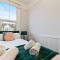 Parea Living - Leytonstone, 2-Bedroom Serviced Apartment, Free Parking, Remote Working - Londýn