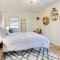 Bright Asheville Retreat with Hot Tub and Decks! - أشفيل