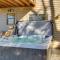 Bright Asheville Retreat with Hot Tub and Decks! - أشفيل