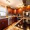 The Farm House! Spacious private pool home with grill and fully stocked kitchen! - 布雷登顿