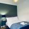 Entire 5 Bedroom House, Fast Wi-FI, Free Parking