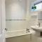 Entire 5 Bedroom House, Fast Wi-FI, Free Parking