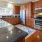 Stunning huge one level 1350 ft. cottage - مشن فيجو