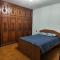 Quarto superior com sacada.