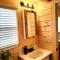 2 Bedroom Log Cabin on Lake James with Loft- Private Resort Amenities - ماريون