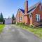 1 Mi to Dtwn Bristol Cottage with Hot Tub and Grill!