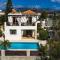 Coral Bay Villa - Sleeps 6 - Pool - Parking
