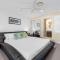 Stunning Water View Apartment - Pool, Gym, Parking