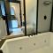 Dislocati BnB - Jacuzzi privata - Cucina - TV60" - Minimal Luxury - Marigliano