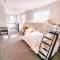 Pet Friendly w/3 Masters Suites all with En-Suite Full Bathrooms/Sleeps 11+ - Colorado Springs