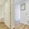 Vibrant Bliss - Luxury City Centre stay, SLEEPS 8, Central Location, BULLRING, Fully Equipped Kitchen, KING BED, 2 Bathrooms,Terrace city view, Free WIFI and Board Games