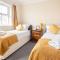 Spacious 4-bedroom townhouse in the city center with free parking