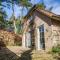 Wellnesshuis met jacuzzi en sauna in het bos