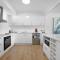 Ocean View 2-Bed with Pool, Tennis Court & BBQ