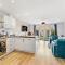 Captivating 4 bed House - Parking - Sleeps 14 - Bristol