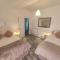 1 Bedroom Flat w/ 2 beds