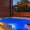 A Bear's Poolside View - 赛维尔维尔