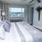 NEW Rental - 3BR 3BA Corner Beachfront - 2024 Remodel - 3 pools, tiki hut, gym, tennis