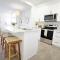 BoHo Retreat with King Beds, Golf, Disney+, Near WEM