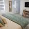 BoHo Retreat with King Beds, Golf, Disney+, Near WEM