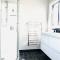 Summer Holiday 4 bedrooms house in Hamilton with pool and spa